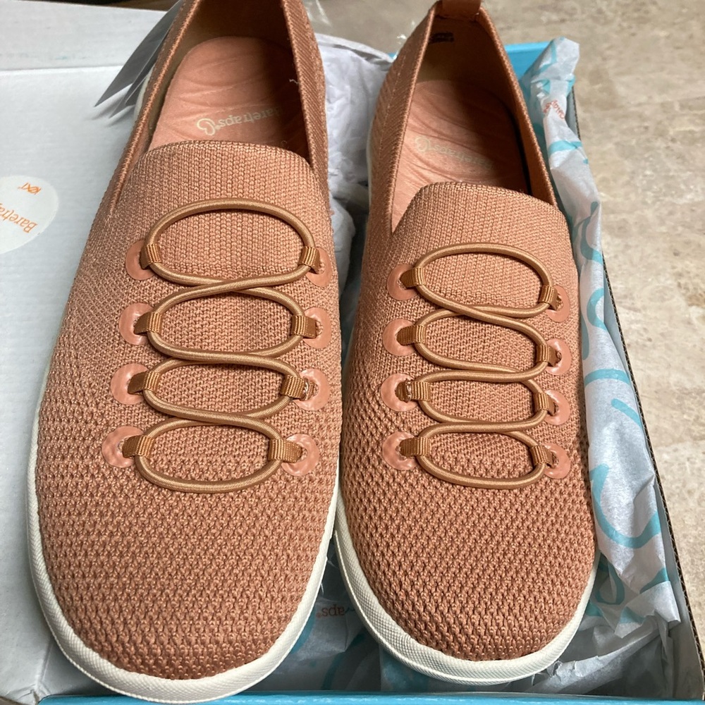 Baretraps bungee slip on sneaker size 7 1/2 W